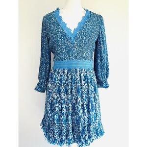 Alice + Olivia Ladies Jonna Pleated Deep V-Neck Dress Floral Lace Blue EUC SZE 2